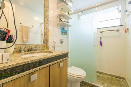 Casa de condomínio à venda com 354m², 4 quartos e 4 vagas Casa de condomínio à venda com 354m², 4 quartos e 4 vagasBanheiro 2 da suíte 1