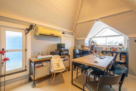 Casa de condomínio à venda com 354m², 4 quartos e 4 vagas Casa de condomínio à venda com 354m², 4 quartos e 4 vagasSótão