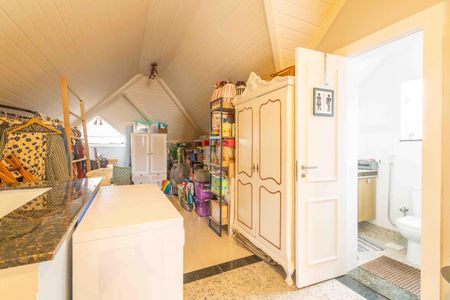 Casa de condomínio à venda com 354m², 4 quartos e 4 vagas Casa de condomínio à venda com 354m², 4 quartos e 4 vagasSótão