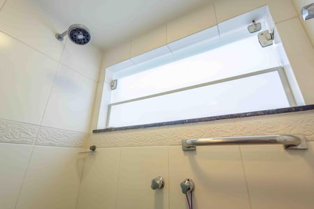 Casa de condomínio à venda com 354m², 4 quartos e 4 vagas Casa de condomínio à venda com 354m², 4 quartos e 4 vagasBanheiro 2 da suíte 1