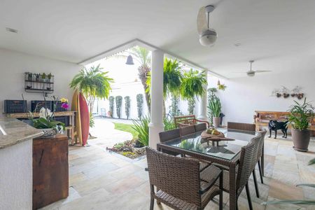 Casa de condomínio à venda com 354m², 4 quartos e 4 vagas Casa de condomínio à venda com 354m², 4 quartos e 4 vagasÁrea externa