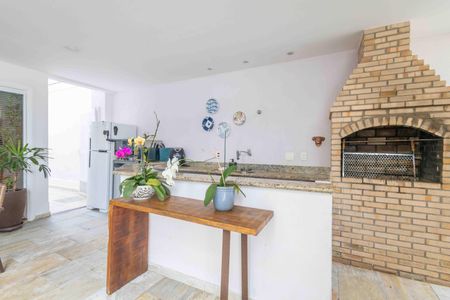 Casa de condomínio à venda com 354m², 4 quartos e 4 vagas Casa de condomínio à venda com 354m², 4 quartos e 4 vagasÁrea externa