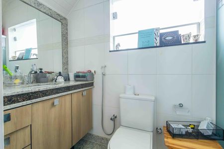 Casa de condomínio à venda com 354m², 4 quartos e 4 vagas Casa de condomínio à venda com 354m², 4 quartos e 4 vagasBanheiro social