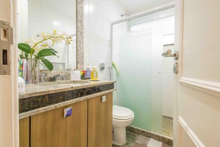 Casa de condomínio à venda com 354m², 4 quartos e 4 vagas Casa de condomínio à venda com 354m², 4 quartos e 4 vagasBanheiro da Suíte 2