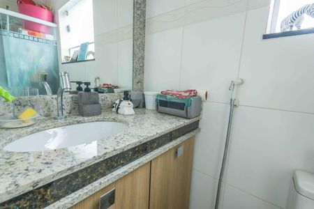 Casa de condomínio à venda com 354m², 4 quartos e 4 vagas Casa de condomínio à venda com 354m², 4 quartos e 4 vagasBanheiro social