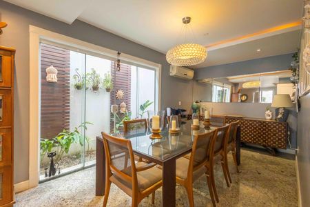 Casa de condomínio à venda com 354m², 4 quartos e 4 vagas Casa de condomínio à venda com 354m², 4 quartos e 4 vagasSala