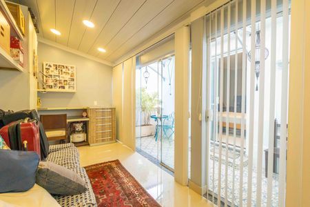 Casa de condomínio à venda com 354m², 4 quartos e 4 vagas Casa de condomínio à venda com 354m², 4 quartos e 4 vagasQuarto