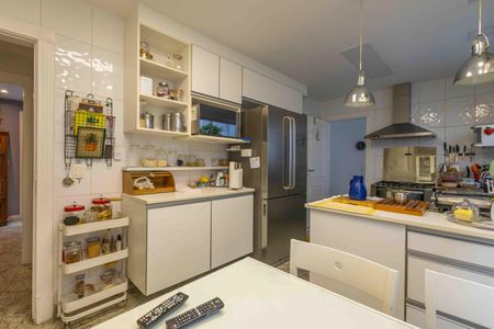 Casa de condomínio à venda com 354m², 4 quartos e 4 vagas Casa de condomínio à venda com 354m², 4 quartos e 4 vagasCozinha