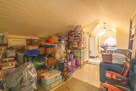 Casa de condomínio à venda com 354m², 4 quartos e 4 vagas Casa de condomínio à venda com 354m², 4 quartos e 4 vagasSótão