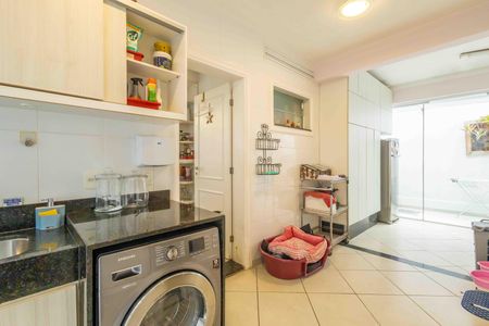 Casa de condomínio à venda com 354m², 4 quartos e 4 vagas Casa de condomínio à venda com 354m², 4 quartos e 4 vagasÁrea de serviço