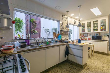 Casa de condomínio à venda com 354m², 4 quartos e 4 vagas Casa de condomínio à venda com 354m², 4 quartos e 4 vagasCozinha