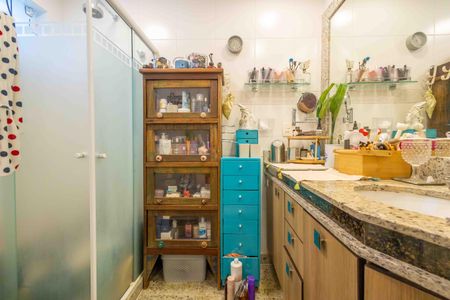 Casa de condomínio à venda com 354m², 4 quartos e 4 vagas Casa de condomínio à venda com 354m², 4 quartos e 4 vagasBanheiro 1 da Suíte 1