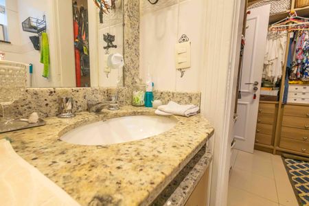 Casa de condomínio à venda com 354m², 4 quartos e 4 vagas Casa de condomínio à venda com 354m², 4 quartos e 4 vagasBanheiro 1 da Suíte 1