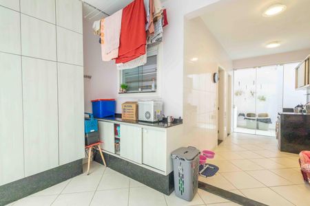 Casa de condomínio à venda com 354m², 4 quartos e 4 vagas Casa de condomínio à venda com 354m², 4 quartos e 4 vagasÁrea de serviço