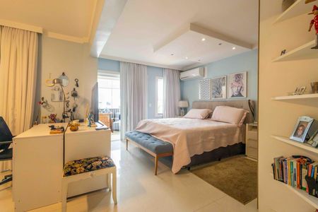 Casa de condomínio à venda com 354m², 4 quartos e 4 vagas Casa de condomínio à venda com 354m², 4 quartos e 4 vagasSuíte 1