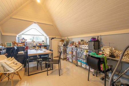 Casa de condomínio à venda com 354m², 4 quartos e 4 vagas Casa de condomínio à venda com 354m², 4 quartos e 4 vagasSótão