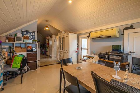 Casa de condomínio à venda com 354m², 4 quartos e 4 vagas Casa de condomínio à venda com 354m², 4 quartos e 4 vagasSótão