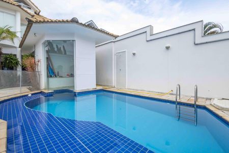 Casa de condomínio à venda com 354m², 4 quartos e 4 vagas Casa de condomínio à venda com 354m², 4 quartos e 4 vagasÁrea externa