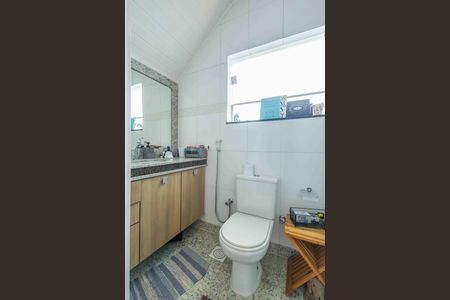 Casa de condomínio à venda com 354m², 4 quartos e 4 vagas Casa de condomínio à venda com 354m², 4 quartos e 4 vagasBanheiro social