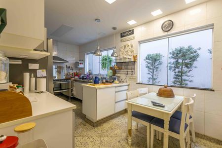 Casa de condomínio à venda com 354m², 4 quartos e 4 vagas Casa de condomínio à venda com 354m², 4 quartos e 4 vagasCozinha