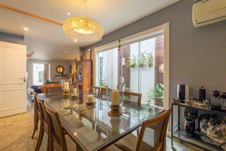 Casa de condomínio à venda com 354m², 4 quartos e 4 vagas Casa de condomínio à venda com 354m², 4 quartos e 4 vagasSala