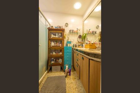 Casa de condomínio à venda com 354m², 4 quartos e 4 vagas Casa de condomínio à venda com 354m², 4 quartos e 4 vagasBanheiro 1 da Suíte 1