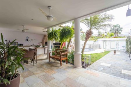 Casa de condomínio à venda com 354m², 4 quartos e 4 vagas Casa de condomínio à venda com 354m², 4 quartos e 4 vagasÁrea externa