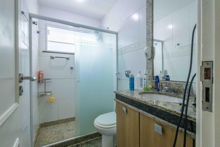 Casa de condomínio à venda com 354m², 4 quartos e 4 vagas Casa de condomínio à venda com 354m², 4 quartos e 4 vagasBanheiro da Suíte 3