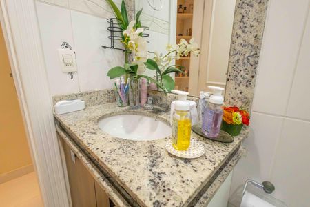 Casa de condomínio à venda com 354m², 4 quartos e 4 vagas Casa de condomínio à venda com 354m², 4 quartos e 4 vagasBanheiro da Suíte 2