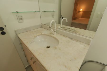 Apartamento à venda com 72m², 3 quartos e 2 vagas Apartamento à venda com 72m², 3 quartos e 2 vagasBanheiro da Suíte