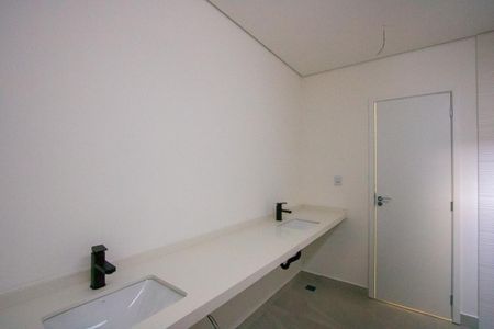 Casa à venda com 229m², 3 quartos e 3 vagasBanheiro do quarto 3