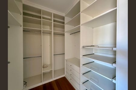 Apartamento à venda com 138m², 3 quartos e 2 vagas Apartamento à venda com 138m², 3 quartos e 2 vagasCloset Suíte 1