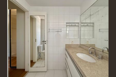 Apartamento à venda com 138m², 3 quartos e 2 vagas Apartamento à venda com 138m², 3 quartos e 2 vagasBanheiro Suíte 1