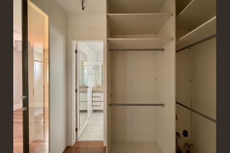 Apartamento à venda com 138m², 3 quartos e 2 vagas Apartamento à venda com 138m², 3 quartos e 2 vagasCloset Suíte 1