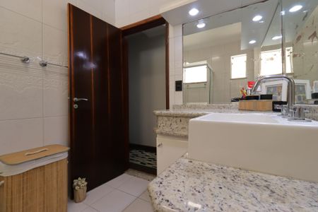 Casa à venda com 247m², 3 quartos e 5 vagasBanheiro da Suíte