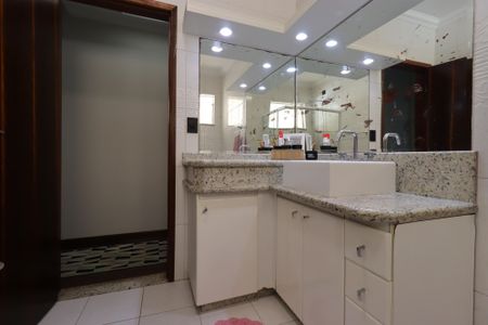 Casa à venda com 247m², 3 quartos e 5 vagasBanheiro da Suíte