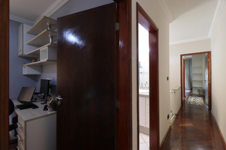 Casa à venda com 247m², 3 quartos e 5 vagasCorredor piso superior