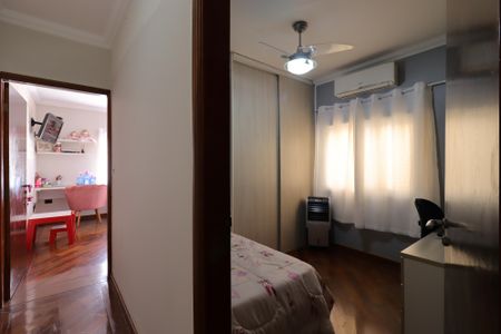 Casa à venda com 247m², 3 quartos e 5 vagasCorredor piso superior