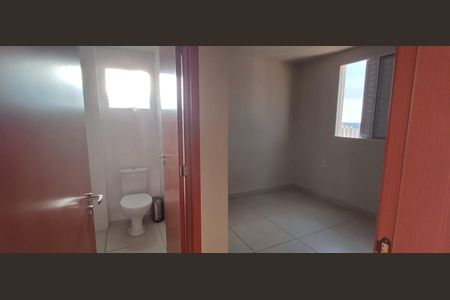 Banheiro da Suíte de apartamento para alugar com 2 quartos, 58m² em Portal do Vale, Uberlândia