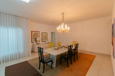 Casa para alugar com 350m², 4 quartos e 4 vagas Casa para alugar com 350m², 4 quartos e 4 vagasSala