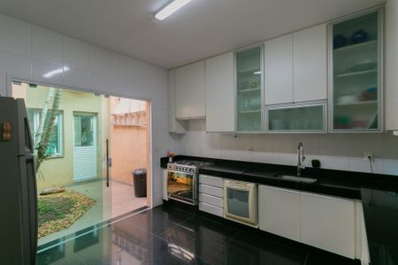 Casa para alugar com 350m², 4 quartos e 4 vagas Casa para alugar com 350m², 4 quartos e 4 vagasCozinha