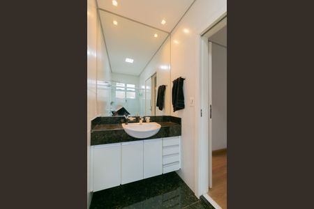 Casa para alugar com 350m², 4 quartos e 4 vagas Casa para alugar com 350m², 4 quartos e 4 vagasBanheiro da Suíte 1