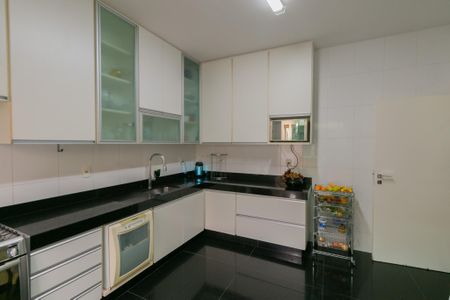 Casa para alugar com 350m², 4 quartos e 4 vagas Casa para alugar com 350m², 4 quartos e 4 vagasCozinha