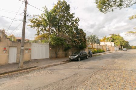 Casa para alugar com 350m², 4 quartos e 4 vagas Casa para alugar com 350m², 4 quartos e 4 vagasFachada