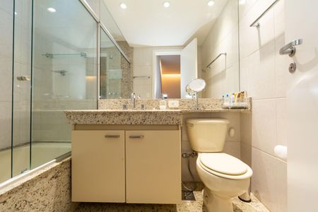 Apartamento à venda com 136m², 4 quartos e 3 vagas Apartamento à venda com 136m², 4 quartos e 3 vagasBanheiro Social 2