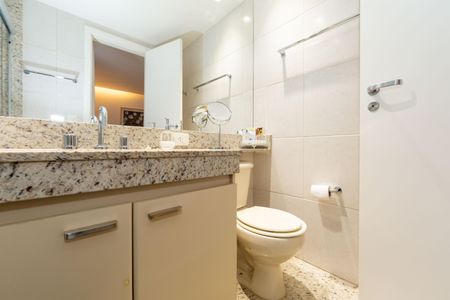 Apartamento à venda com 136m², 4 quartos e 3 vagas Apartamento à venda com 136m², 4 quartos e 3 vagasBanheiro Social 2