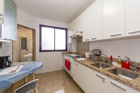 Apartamento à venda com 136m², 4 quartos e 3 vagas Apartamento à venda com 136m², 4 quartos e 3 vagasCozinha