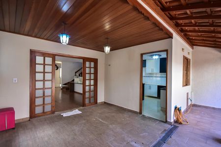 Casa de condomínio para alugar com 300m², 4 quartos e 5 vagasQuintal