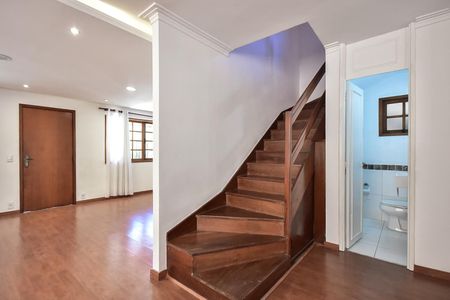 Casa de condomínio para alugar com 300m², 4 quartos e 5 vagasEscada