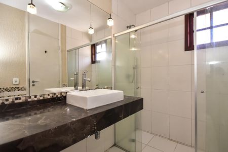 Casa de condomínio para alugar com 300m², 4 quartos e 5 vagasBanheiro da Suíte 3